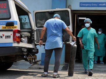 Sanitarios en un hospital de la India