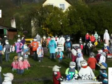 El jardín lleno de muñecos que "da miedo" a los vecinos de Sabile 