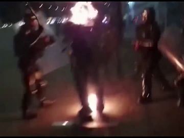 Los radicales arrojan un cóctel molotov a la cara de un policía en Colombia