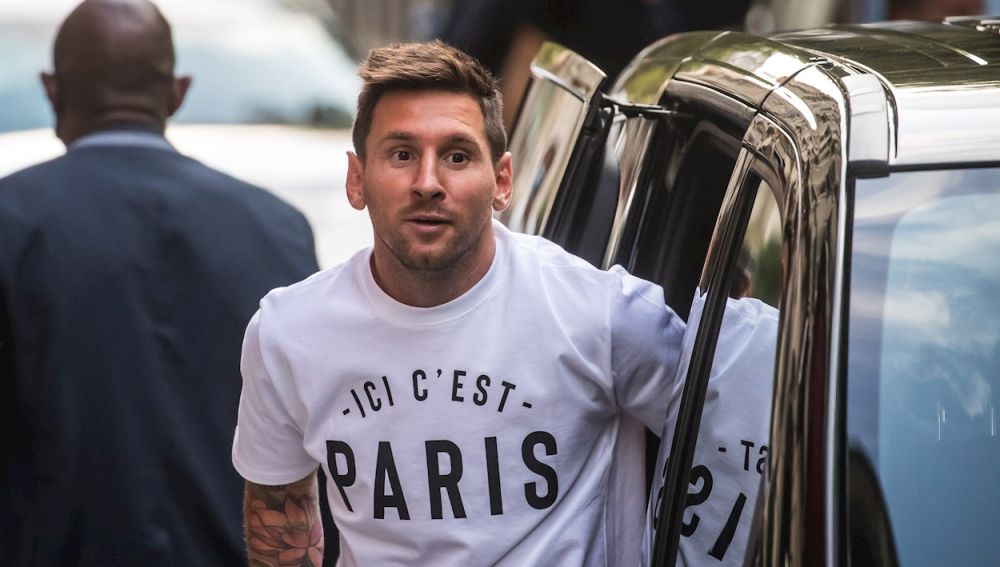 Messi a su llegada al hotel 'Royal Monceau' de París