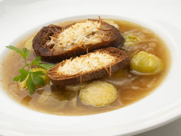 Receta típica con el toque Arguiñano: sopa de cebolla con coles de bruselas