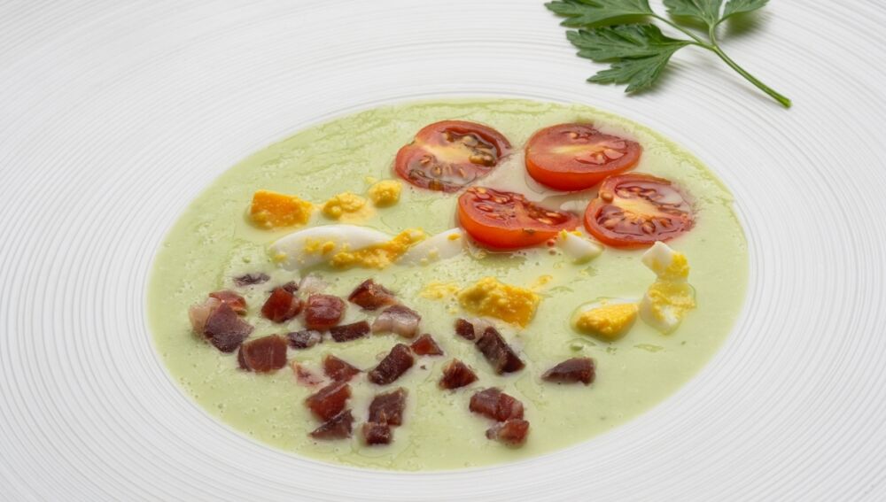 Sopa de pepino y aguacate, la receta ligera, rica y sana de Karlos Arguiñano