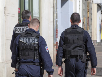 Policías paseando por las calles de Francia