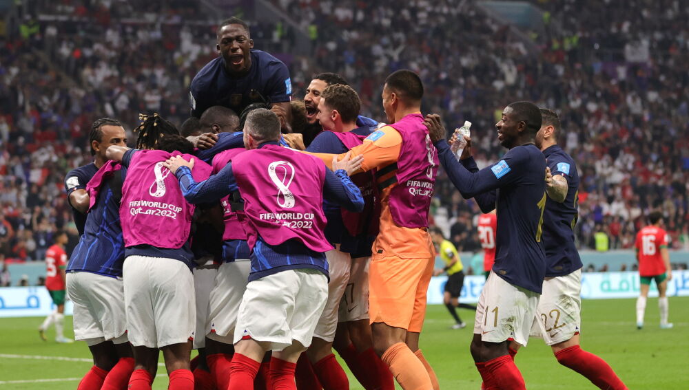 Los jugadores de Francia celebra el segundo y definitivo gol ante Marruecos