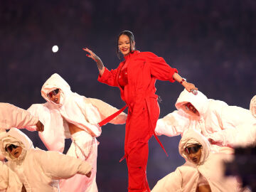 Rihanna, durante el espectáculo del descanso de la Super Bowl