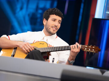 Pablo Motos pone a prueba a Sebastián Yatra... ¡que improvisa una canción en directo!