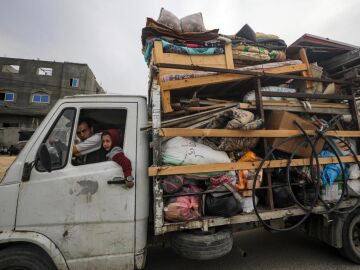 Palestinos en un camión con sus pertenencias evacuan Rafah