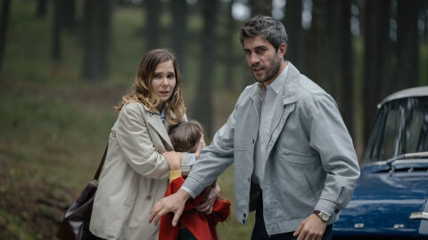 Andrés protegiendo a Begoña y Julia en el capítulo 76 de Sueños de libertad