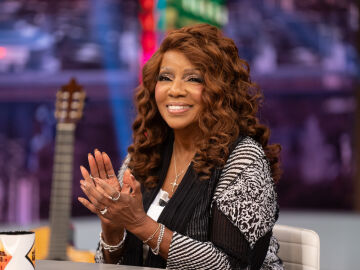 ¡Con la boca abierta! Gloria Gaynor nos sorprende con su espectacular español