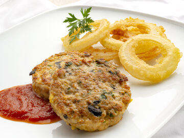 Karlos Arguiñano nos trae una receta deliciosa de hamburguesas de pollo con aros de cebolla Karlos Arguiñano nos trae una receta deliciosa de hamburguesas de pollo con aros de cebolla
