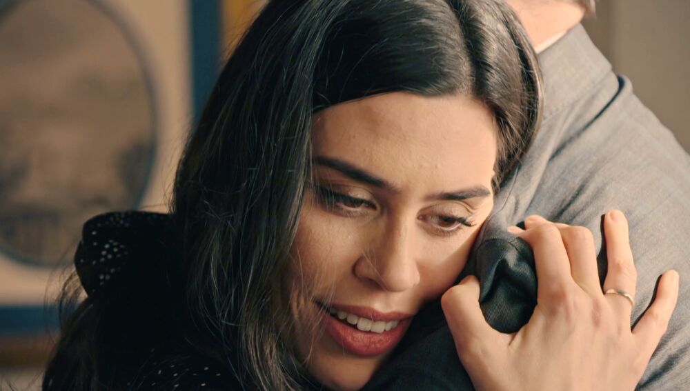 María se esfuerza por caminar y termina en los brazos de Gabriel: un momento lleno de ternura