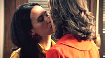 Cloe da un paso más y besa a Marta en 'Sueños de libertad': ¡La química crece entre #Marloe!