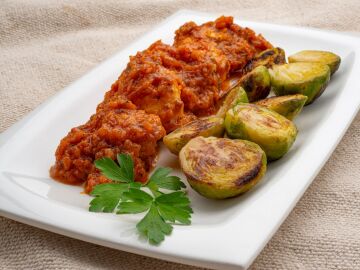 Sabroso y sencillo: así cocina Karlos Arguiñano pollo al curry con coles salteadas